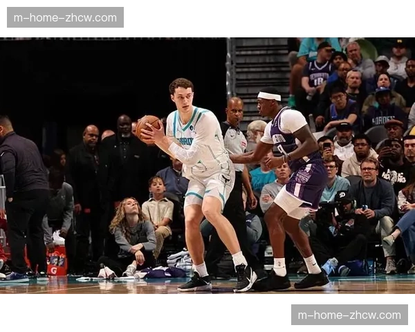 黄蜂内线护筐能力薄弱，面对冲击型后卫时防守选择混乱